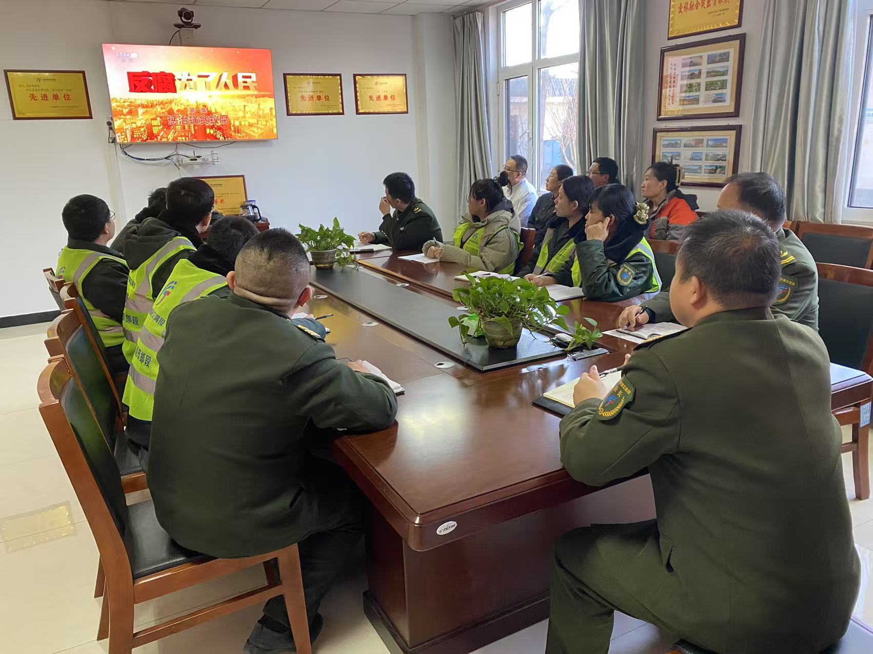 顿井收费站组织观看《反腐为了人民》.jpg 顿井收费站组织观看《反腐为了人民》.jpg