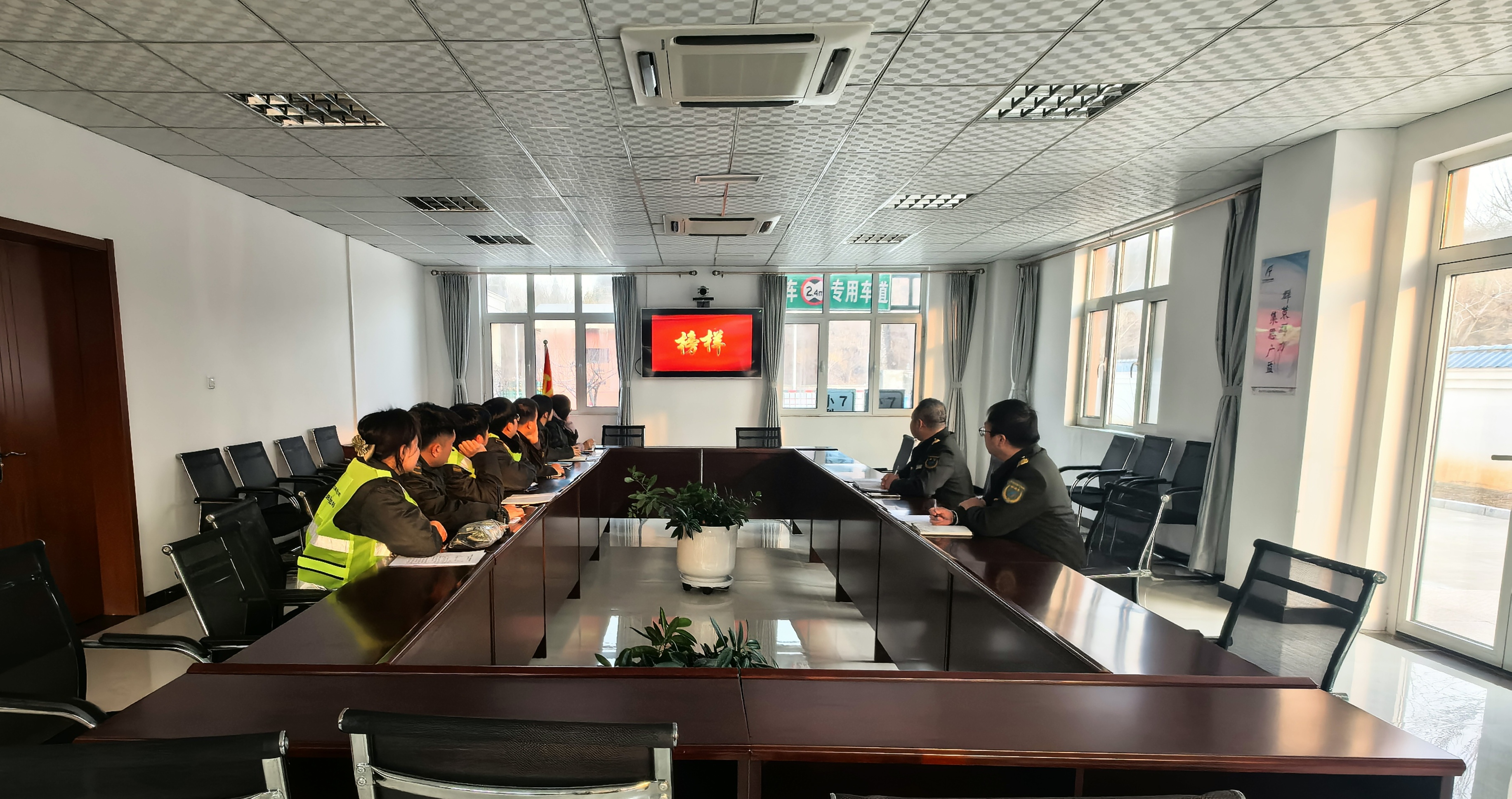 凝聚榜样力量 砥砺奋进初心—内丘北收费站组织全体员工观看学习《榜样10》 .jpg