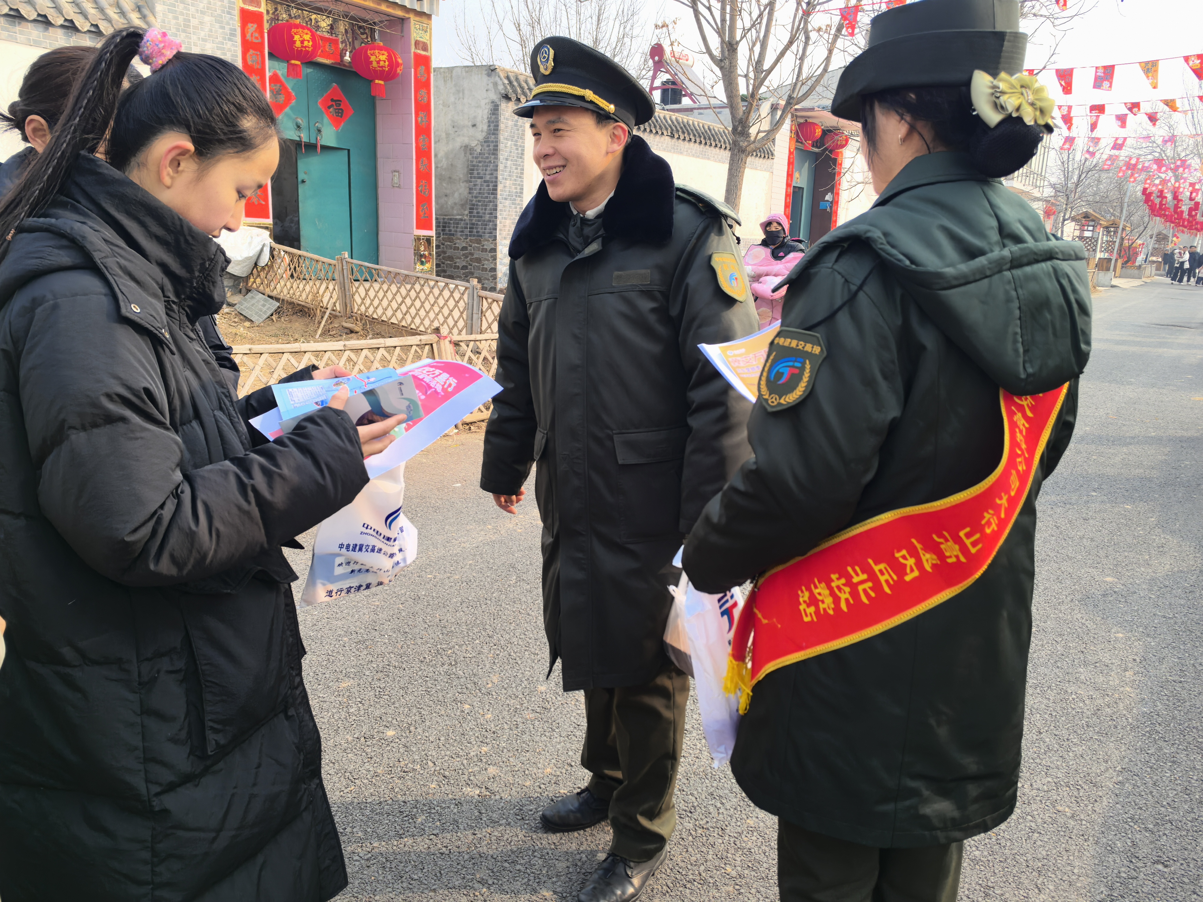 内丘北收费站党支部：主题党日进乡村 “冀交万里行”服务暖民心 (2).jpg