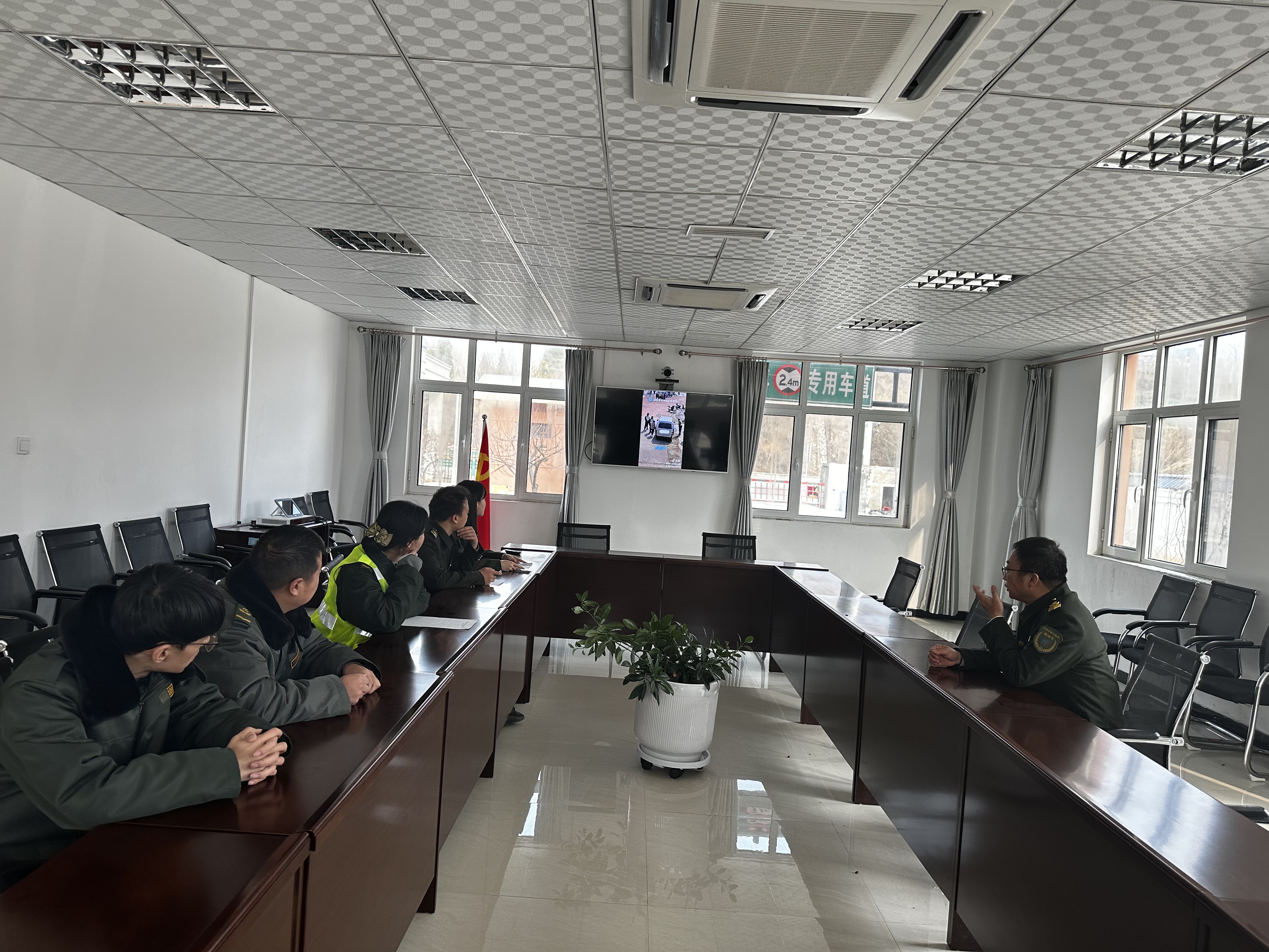 2.22紧绷安全弦 把好返程关—内丘北收费站组织员工观看春运返程安全片.jpg 2.22紧绷安全弦 把好返程关—内丘北收费站组织员工观看春运返程安全片.jpg